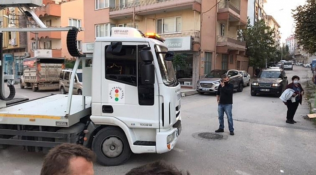 Çekicinin motosikletliye çarpma anı kamerada