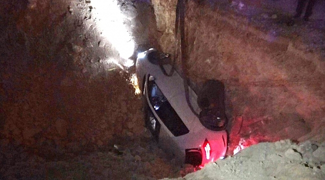 Çukura düşen otomobildeki 3 kişi yaralandı