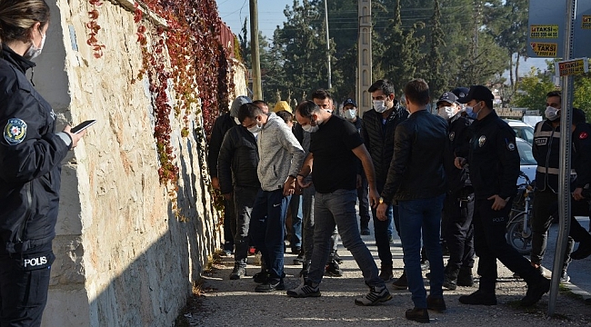 Darp ettikleri şahsı alıkoyan 12 kişi gözaltına alındı