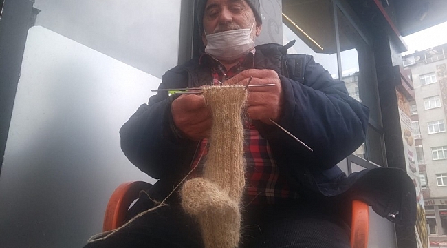 Dedesinden görüp 6 yaşında yapmaya başladığı kıl çorabı örmeyi 60 yıldır sürdürüyor