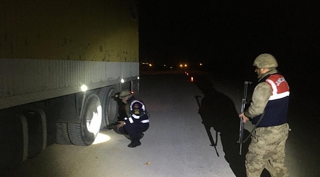 Denizli'ye kamyonla 1 kilo uyuşturucu sokan 2 şahıs yakalandı