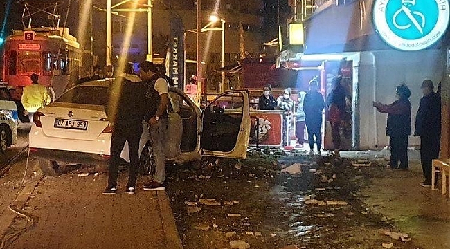 Direksiyon hakimiyetini kaybeden sürücü tramvay hattının elektrik direğine çarparak durabildi