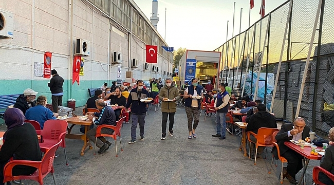 Diyarbakır Büyükşehir Belediyesi aşevi tırı İzmir'de hizmetini sürdürüyor