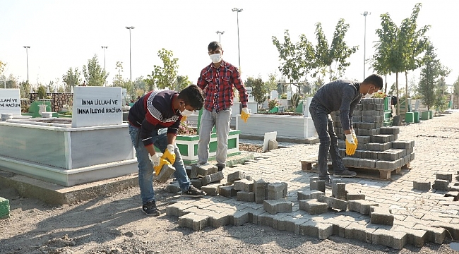Diyarbakır'da mezarlıklar çamurdan kurtuluyor