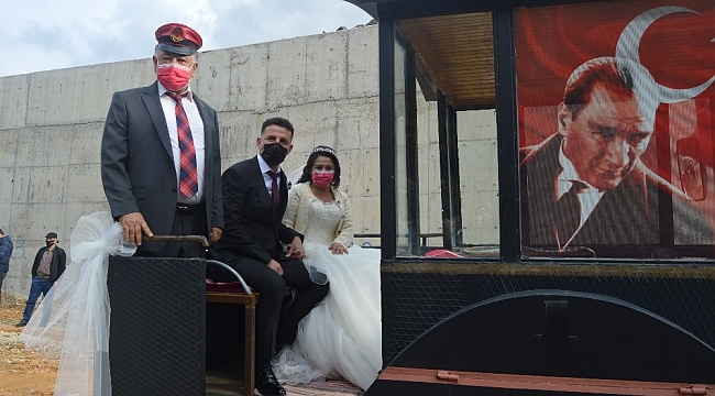 Düğünlerine kara tren görünümlü traktörle gittiler