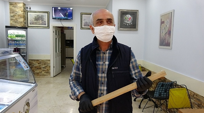 Dükkanına giren hırsızları sopayla kovaladı, o anlar kameraya yansıdı