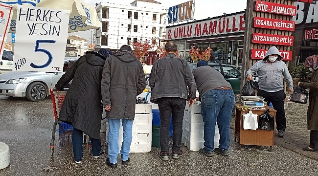 Düzceli balıkçı yaptığı kampanya ile hamsiyi 5 TL'den satışa sundu