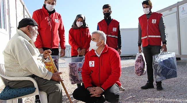Elazığlı depremzedelere Kızılay'dan battaniye desteği