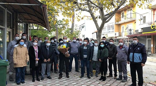 Emekli öğretmen Başkanına personelinden kutlama