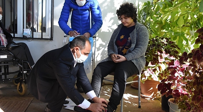 Engelli çocuklara mont ve bot yardımı