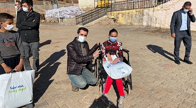 Eruh Devlet Hastanesi Başhekimi Çelik'ten öğrencilere giysi desteği