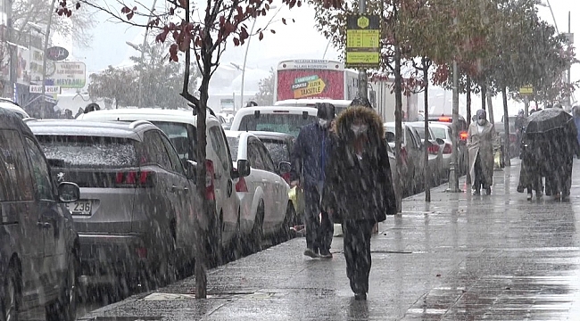 Erzurum'da kar yağışı sürücülere ve yayalara zor anlar yaşattı