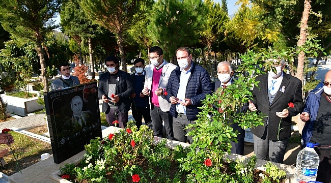 Eski Çiğli Belediyesi Başkanı Ensari Bulut, mezarı başında anıldı