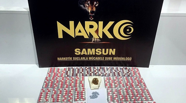 Evinde uyuşturucu haplarla yakalandı