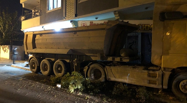 Freni boşalan kamyon iş yerine girdi