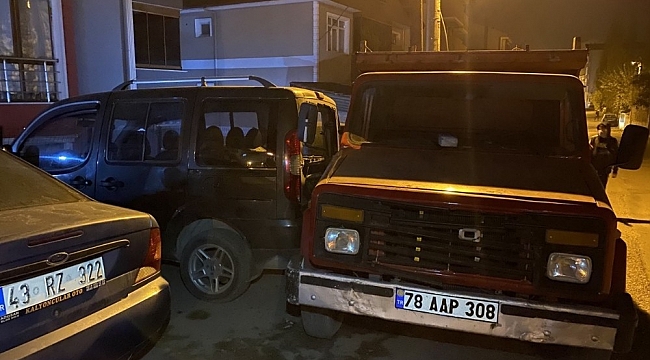 Freni boşalan kamyonet 4 araca çarptı