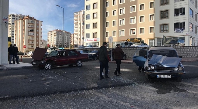 Freni patlayan kamyon iki otomobili biçti