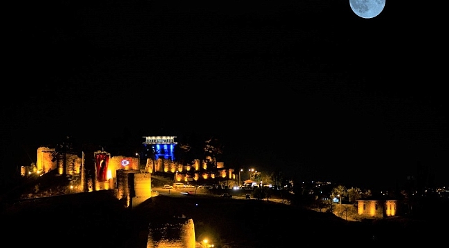 Gece ayrı, gündüz ayrı güzel