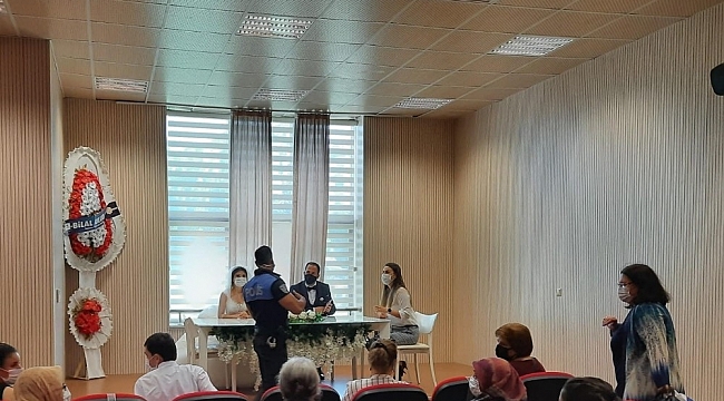 Gelin ve damada polisten korona uyarısı