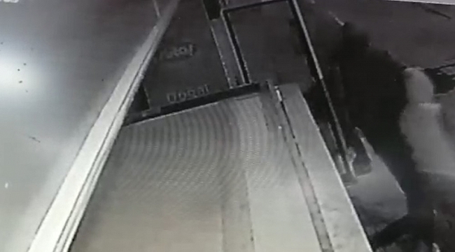 Getirdikleri poşetlerle dükkan önündeki dolabı soydular