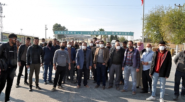 Gümrükte bekleyen şoförler eylem yaptı