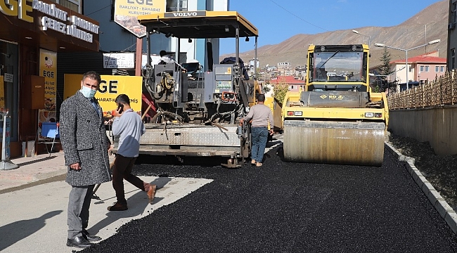 Hakkari'de yol asfaltlama çalışması