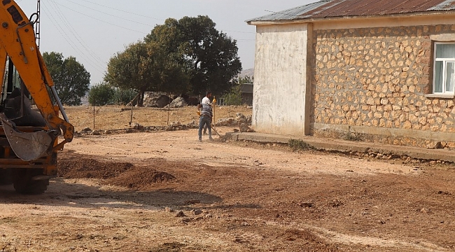 Hazro'da cami, taziye evi ve okul bahçelerine parke taşı döşeniyor