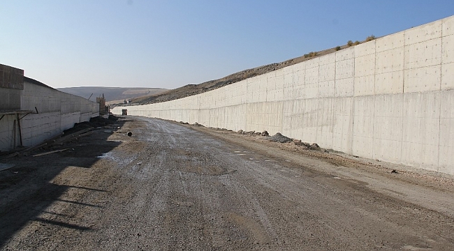 Heyelan nedeniyle kapanan yol trafiğe açılıyor