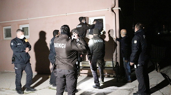 Hırsız alarmında bekçiler tuvalet penceresinden içeri girdi