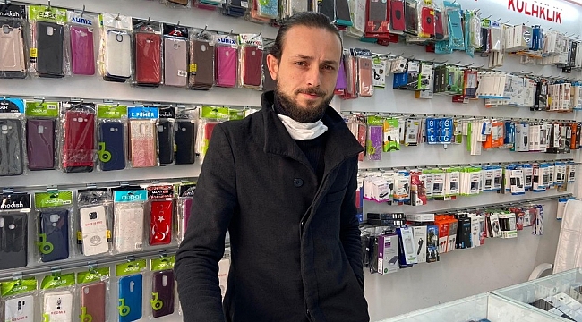Hırsızlar ne yaptıysa camı kırıp iş yerine giremedi