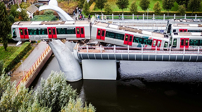 Hollanda'da balina heykeline çarpan metro 10 metre yükseklikte asılı kaldı