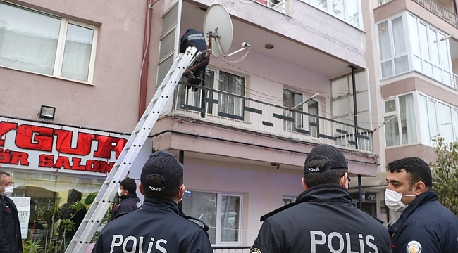 İtfaiye ekipleri, balkondan girdikleri evde yaşlı adamı bitkin halde buldu