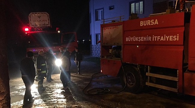 İtfaiye eri yangında yaralanırken, mahalleli virüse rağmen sokağa döküldü