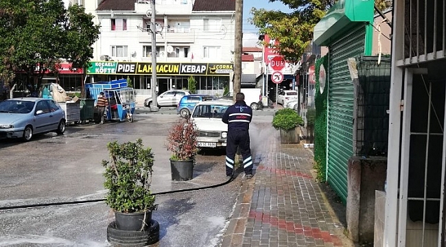 İzmit Belediyesi, mahalle ve sokakları dezenfekte ediyor