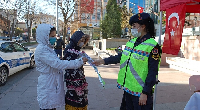 Jandarma ve polis ekipleri kadınlara karanfil dağıttı