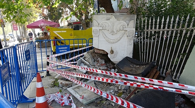 Kadıköy'de bulunan tarihi çeşmeye araç çarptı