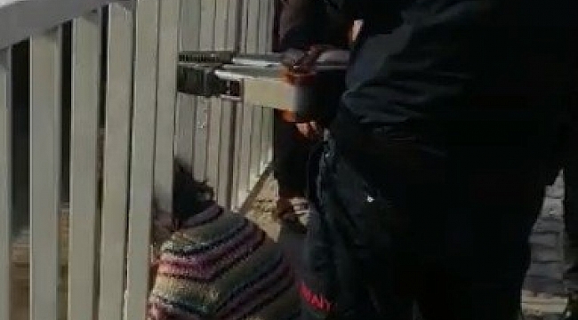 Kafası demir korkuluklara sıkıştı