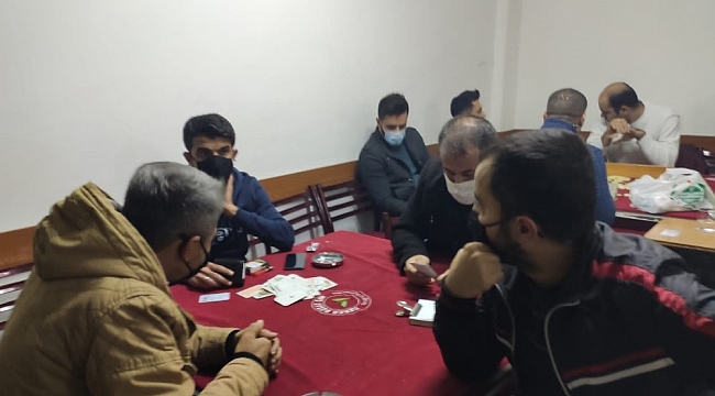 Kağıthane polisinden ruhsatsız kıraathaneye baskın kamerada