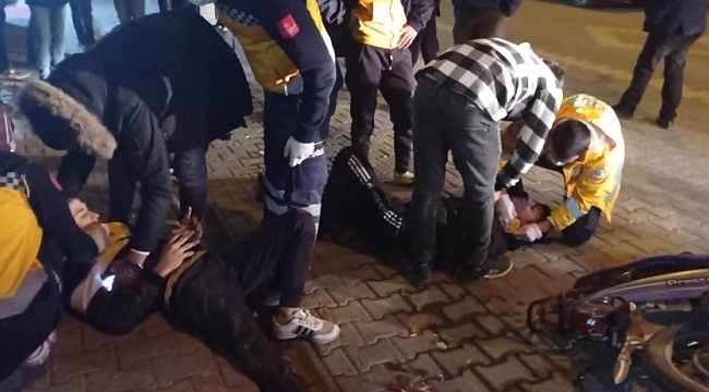 Kamyonet ile motosiklet çarpıştı: 3 yaralı