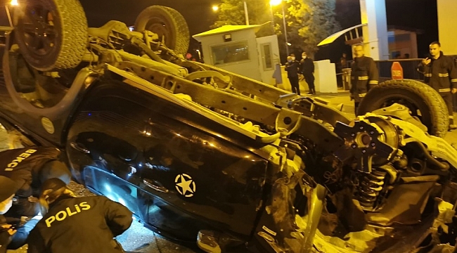 Karabük'te yoldan çıkan kamyonet İl Jandarma nizamiye girişine uçtu