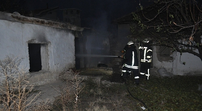 Karaman'da metruk evde çıkan yangın söndürüldü