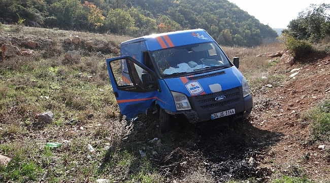 Kargo şirketine ait kamyonet şarampole uçtu: 2 yaralı