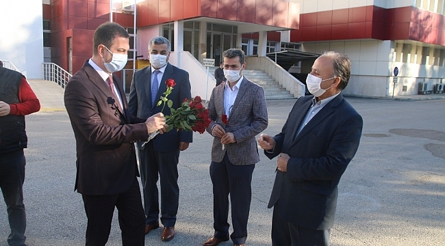 Kaymakam Gürçam, öğretmenleri güllerle karşıladı