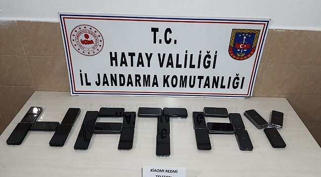 Kaza yapan araçtan 56 adet kaçak telefon çıktı