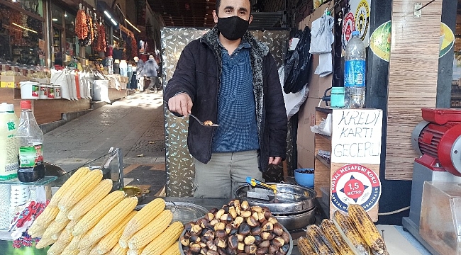 Kestane satarak çocuklarını okutuyor