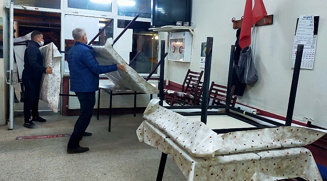 Kıraathanelerde masa ve sandalyeler toplandı, kapılara kilit vuruldu