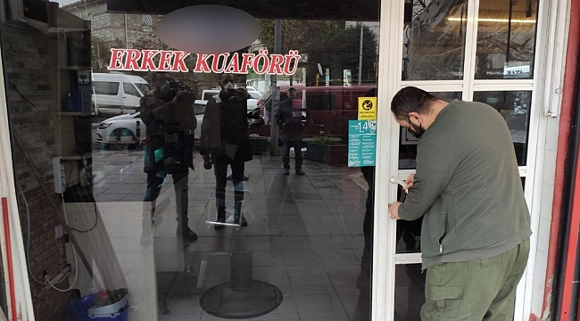 Kısıtlama kapsamında AVM'ler, marketler ve berberler saat 10.00'da açıldı