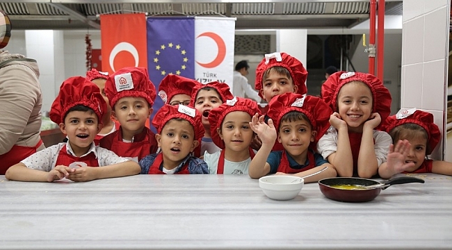 Kızılay'ın şefkat eli çocuklara uzanıyor