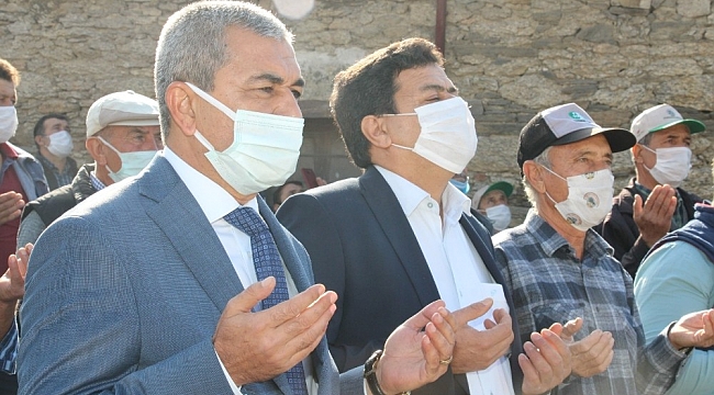 Kızılcabölük Mahallesi'nde dev Türk Bayrağı göndere çekildi
