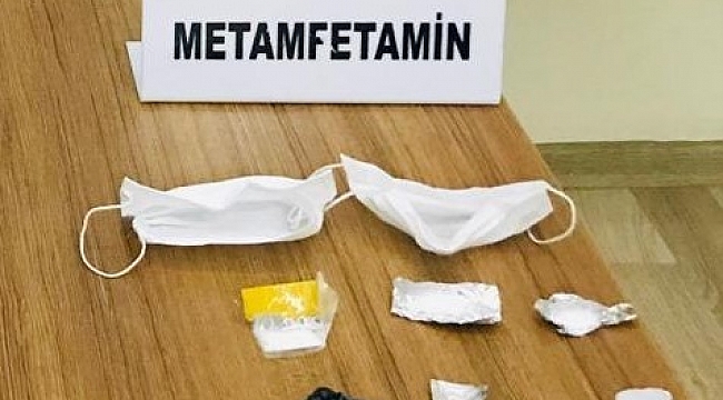 Kollarına taktıkları maskeden uyuşturucu çıktı